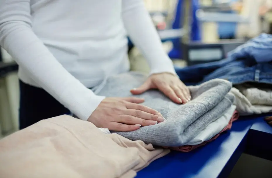 Polyester vs. Cotton vs Blends Choosing the Best T-Shirt Fabric